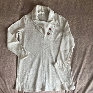 Cream, light weight, cozy sweater. Great w leggings or skinny jeans.